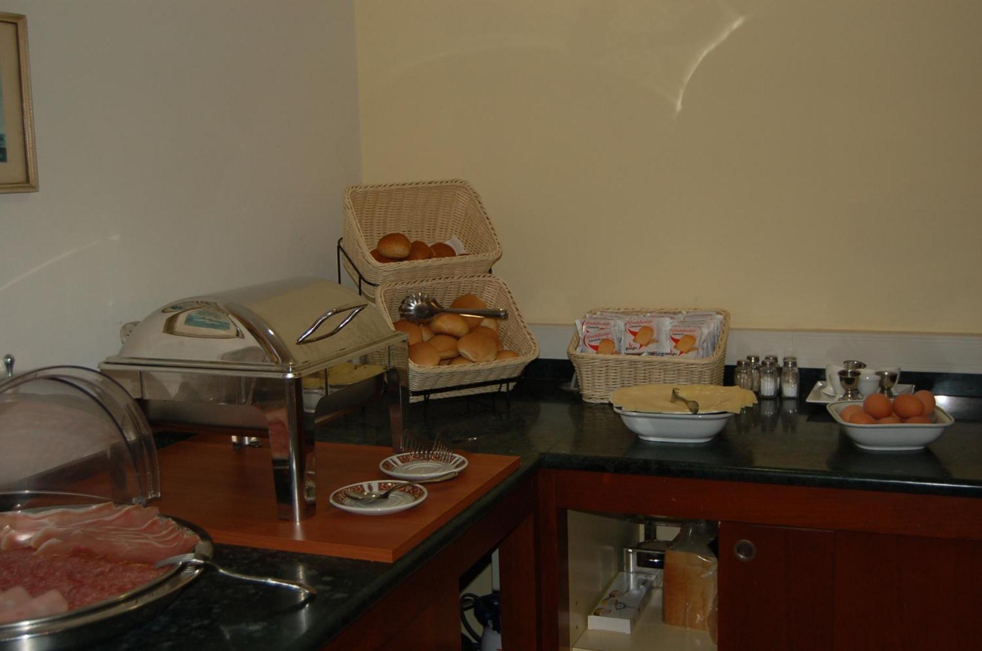 קאטוליקה Hotel Brig מראה חיצוני תמונה